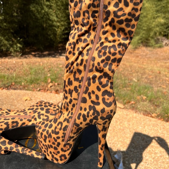 Leopard Print Platform Boots - Picture 9 of 11